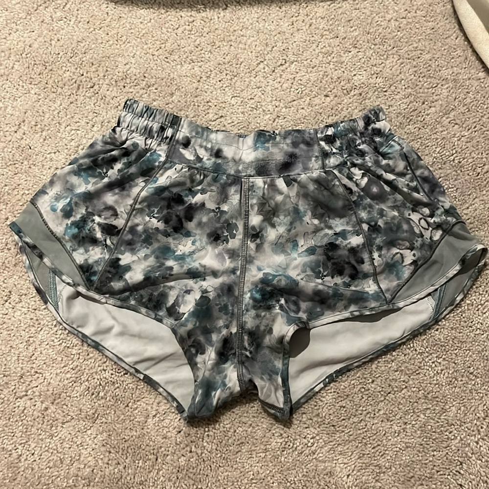 Lululemon size 6 hotty hots